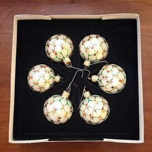 6 White Beautiful Ball Ornaments